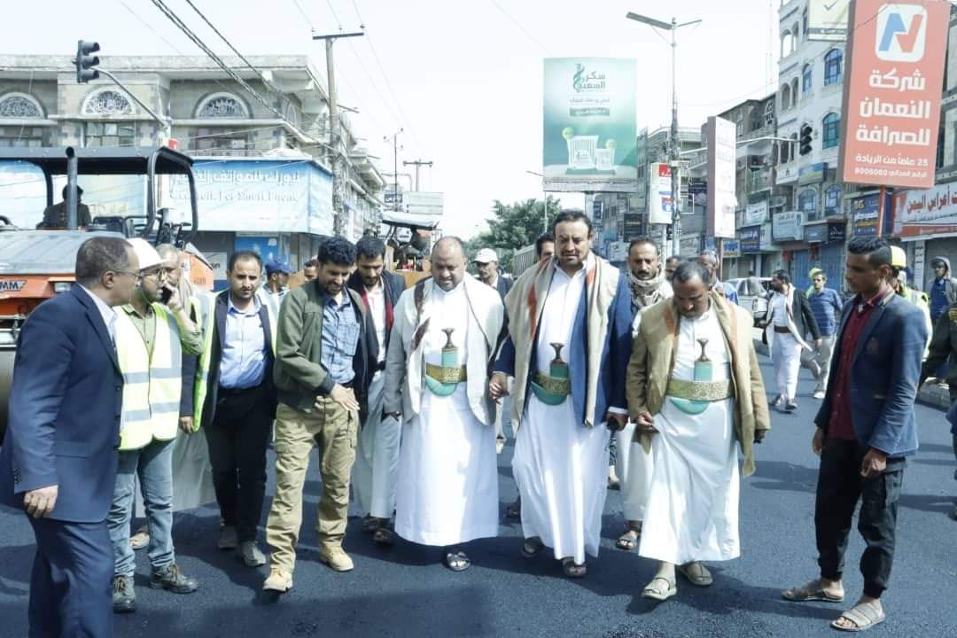 نائب رئيس الوزراء وامين العاصمة يتفقدان ترميم وسفلتت المقطع الثاني بشارع القيادة