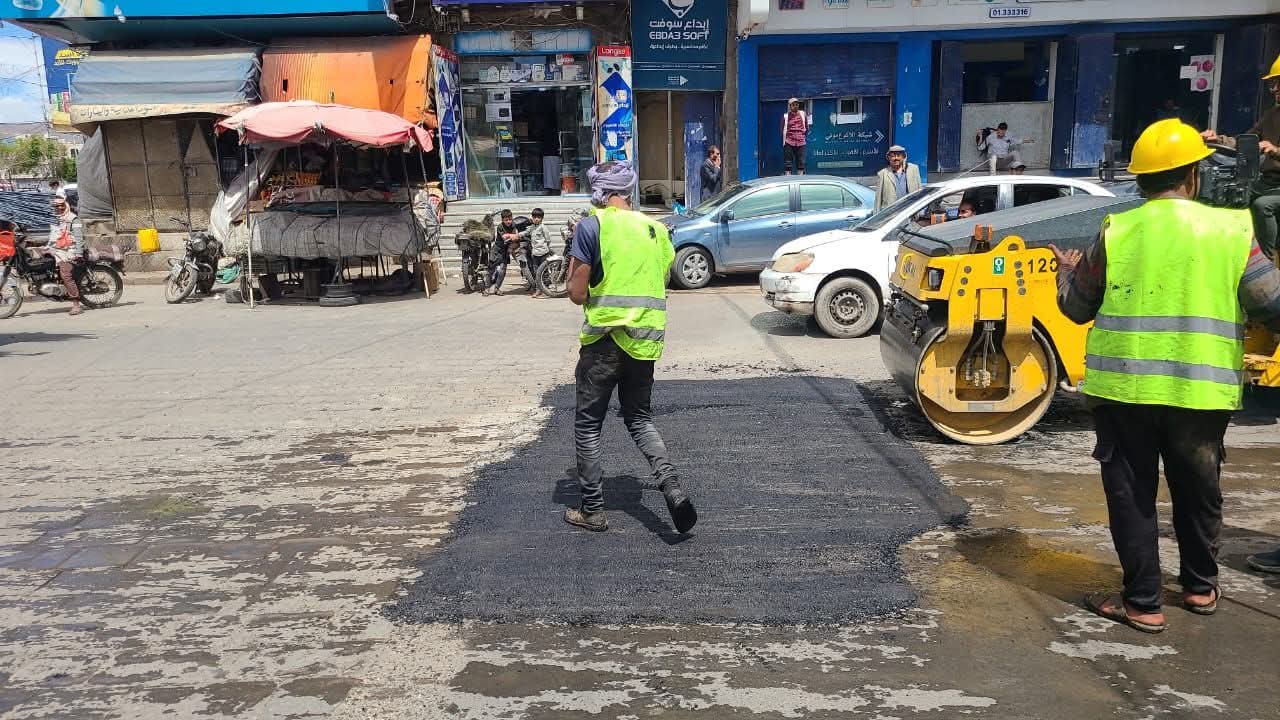 الوحدة التنفيذية تواصل أعمال الصيانة الطارئة في المسار الرابط بين جولتي مأرب والنصر