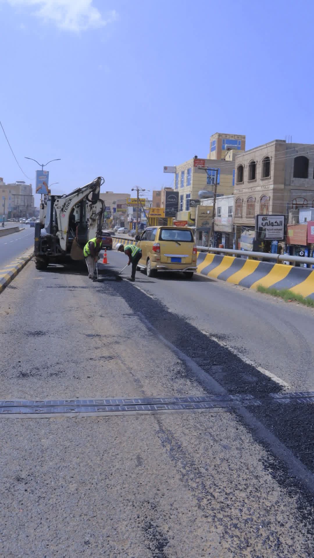 الوحدة التنفيذية بصنعاء تنفذ صيانة إسفلتية بشارع التلفزيون وترميمات فنية لجسر جولة عمران