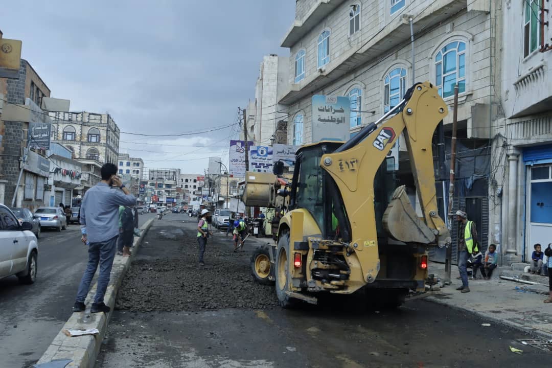 تُنفِذها الوحدة التنفيذية بالأمانة: الشوارع والطُرق تشهد إستمراريّٙة أعمال الصيانة والترميم