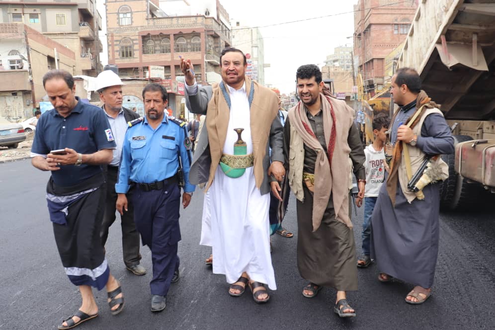 أمين العاصمة ومدير الوحدة التنفيذية يتفقدان أعمال ترميم وتحسين عدد من الشوارع