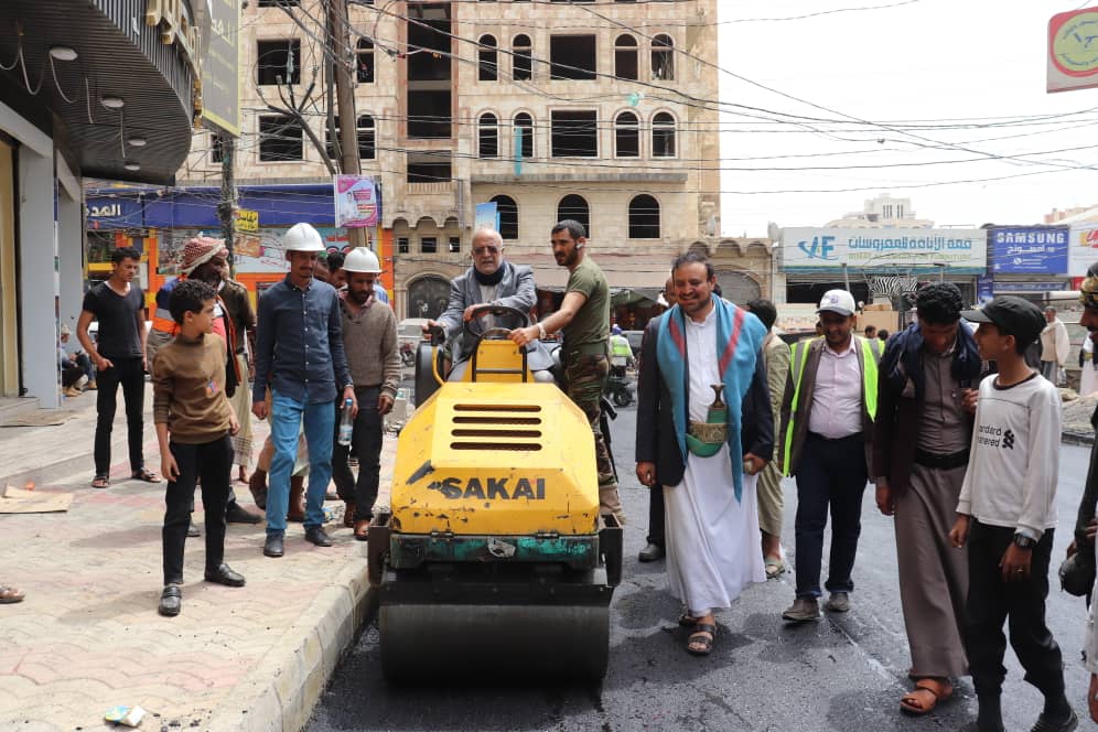 الرهوي وعُباد يتفقدان تنفيذ أعمال السفلتة بمديرية السبعين