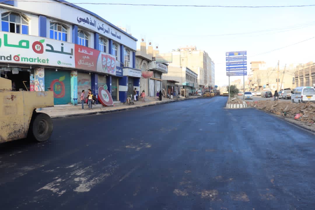 تواصل أعمال الترميمات الاسفلتية للشوارع والطرقات بأمانة العاصمة صنعاء