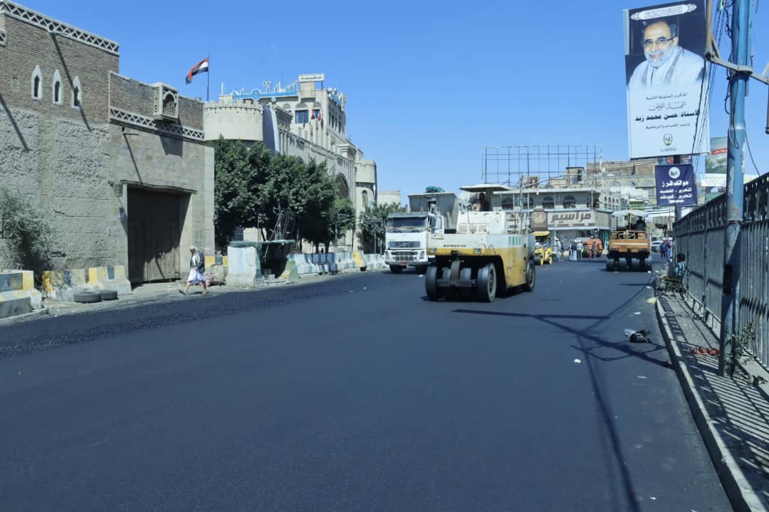 تواصل الأعمال الأسفلتية بشارع القيادة بأمانة العاصمة