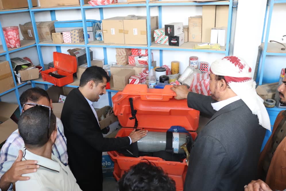 أمين العاصمة يتفقد معدات  السلامة المهنية للعاملين في الانفاق