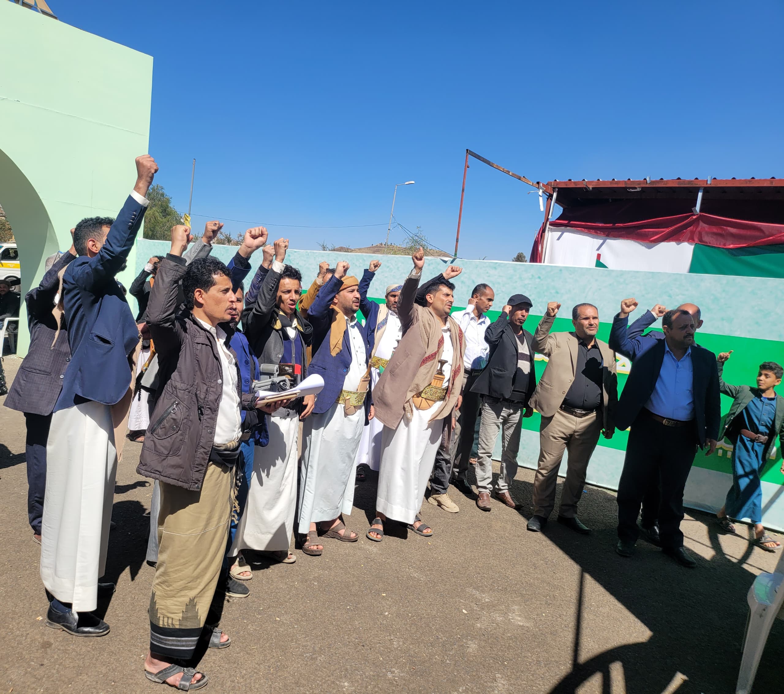 مدير الوحدة التنفيذية بأمانة العاصمة يزور معرض الشهداء ويكرّم أسرهم