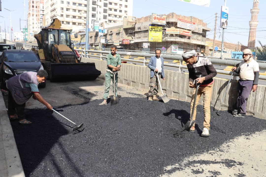 في ثالث أيام شهر رمضان فرق الطوارئ التابعة للوحدة التنفيذية تنفذ اعمال صيانة في شارع الزبيري وتعز وحدة