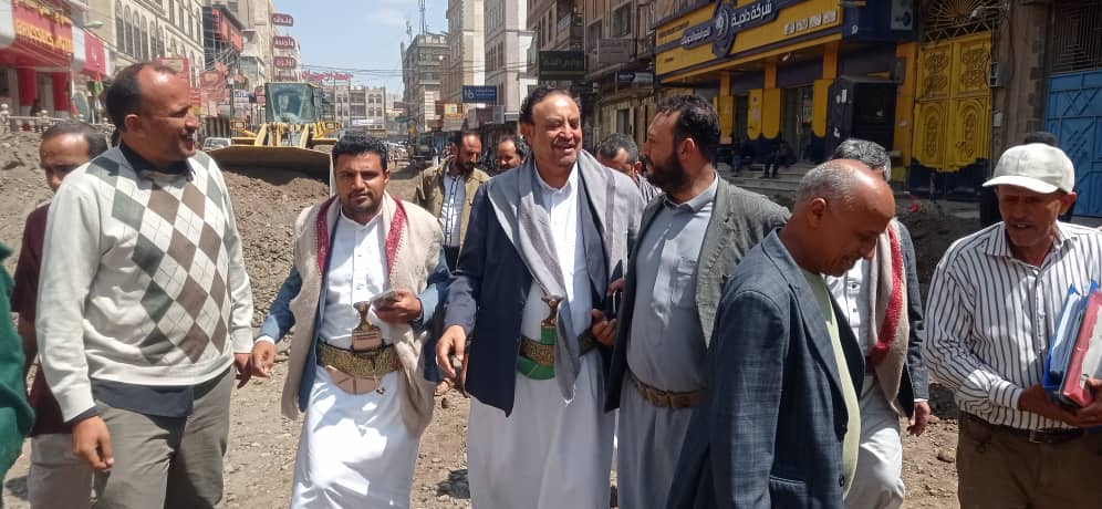 أمين العاصمة يدشن العمل بمشروعي صيانة شارعي خولان وسقطرى