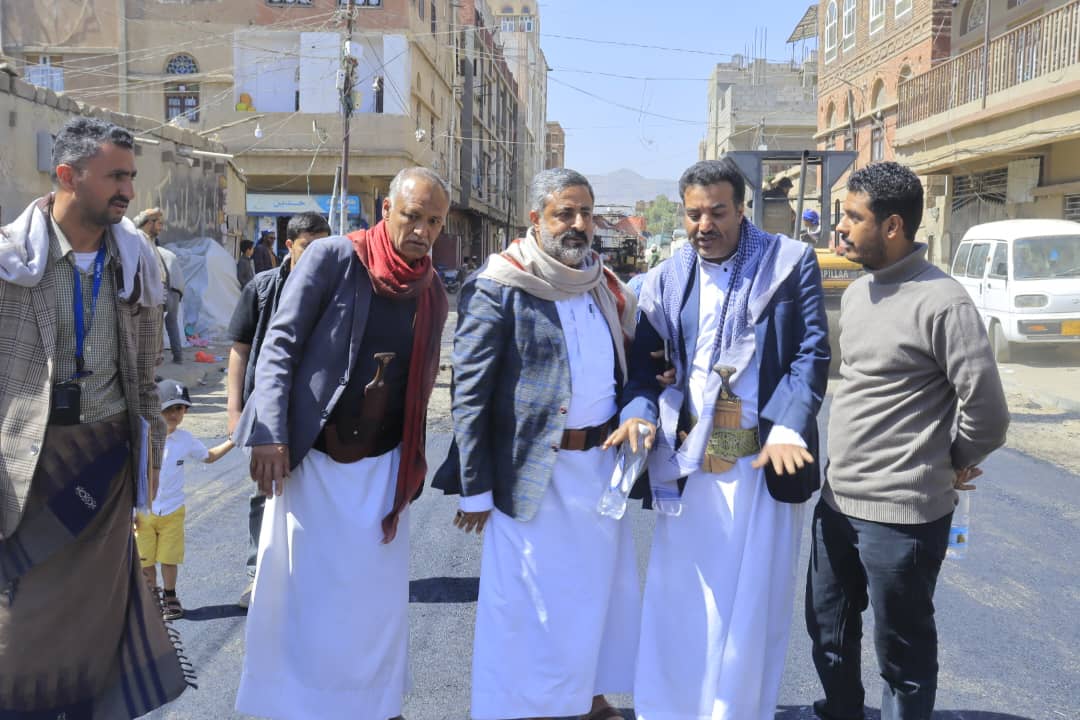 بمساحة 2000 متر مربع.. أمانة العاصمة تُنفذ مشروع سفلتة وتأهيل شوارع مربع "القيادة" ومحيط مدرسة عائشة