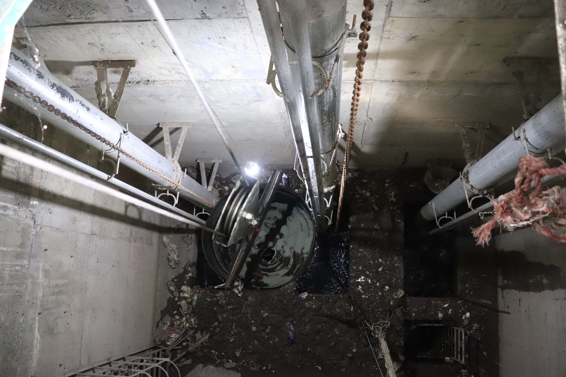 الوحدة التنفيذية تواصل تنفيذ أعمال صيانة وتركيب مضخات جديدة للأنفاق المتضررة بأمانة العاصمة